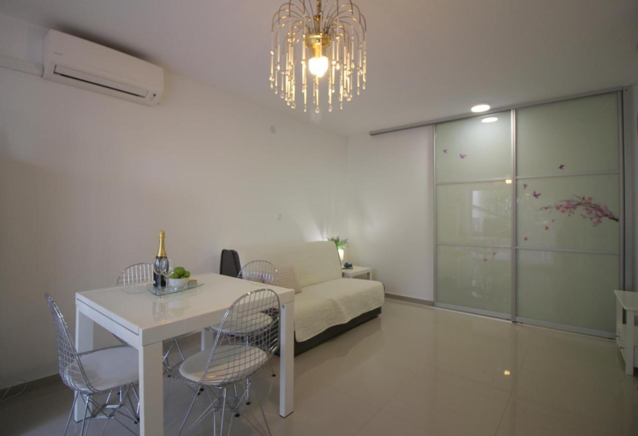 Modern Apartment Zen With Private Garden Porec Exterior photo