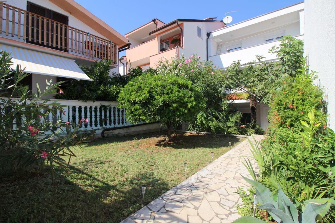 Modern Apartment Zen With Private Garden Porec Exterior photo