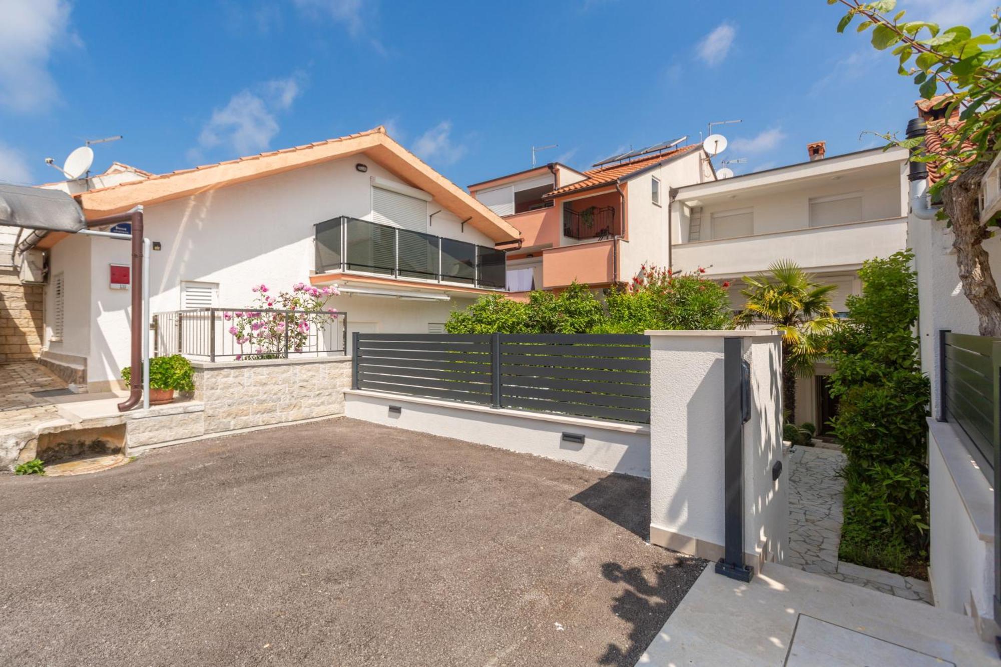 Modern Apartment Zen With Private Garden Porec Exterior photo