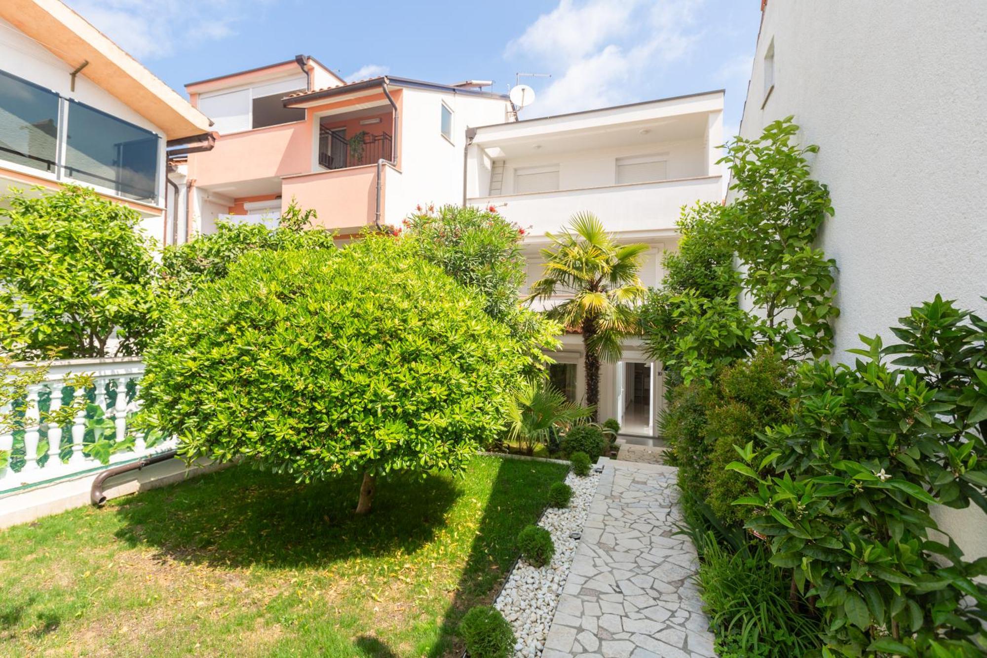 Modern Apartment Zen With Private Garden Porec Exterior photo