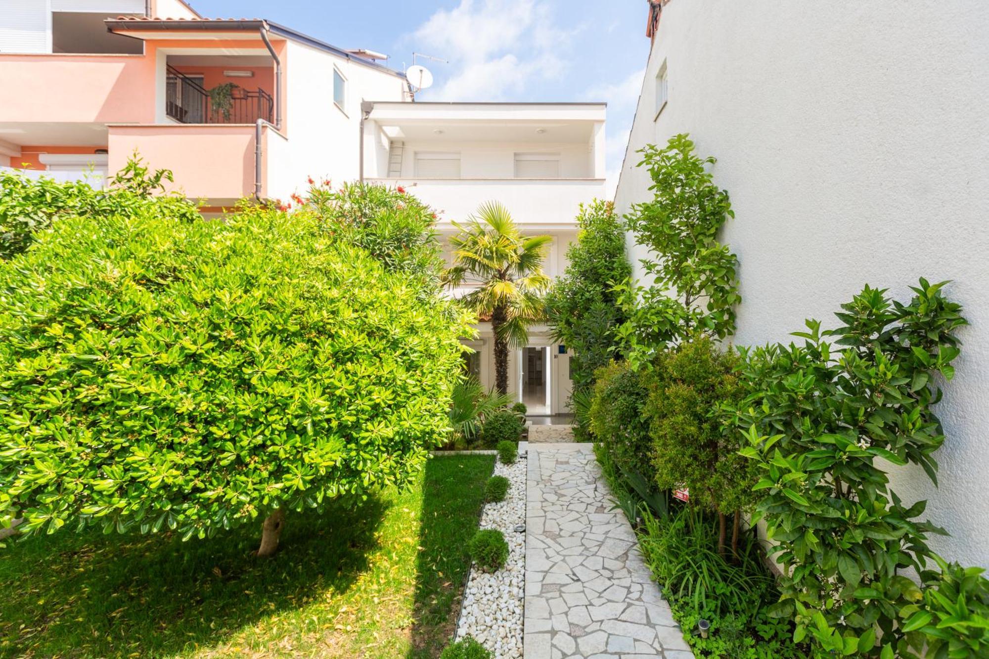 Modern Apartment Zen With Private Garden Porec Exterior photo